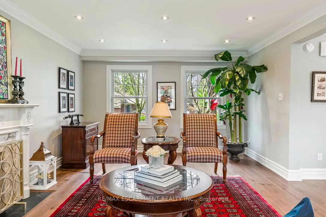 996 Cresthampton Lane