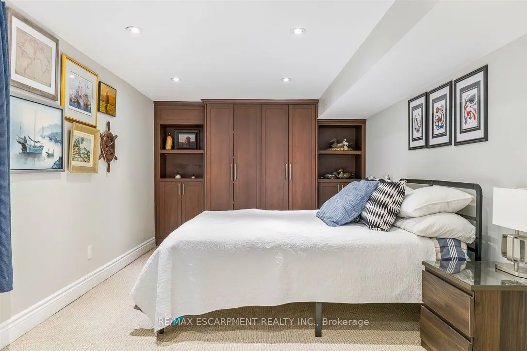 996 Cresthampton Lane