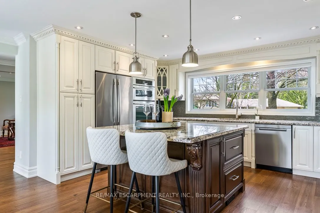 996 Cresthampton Lane