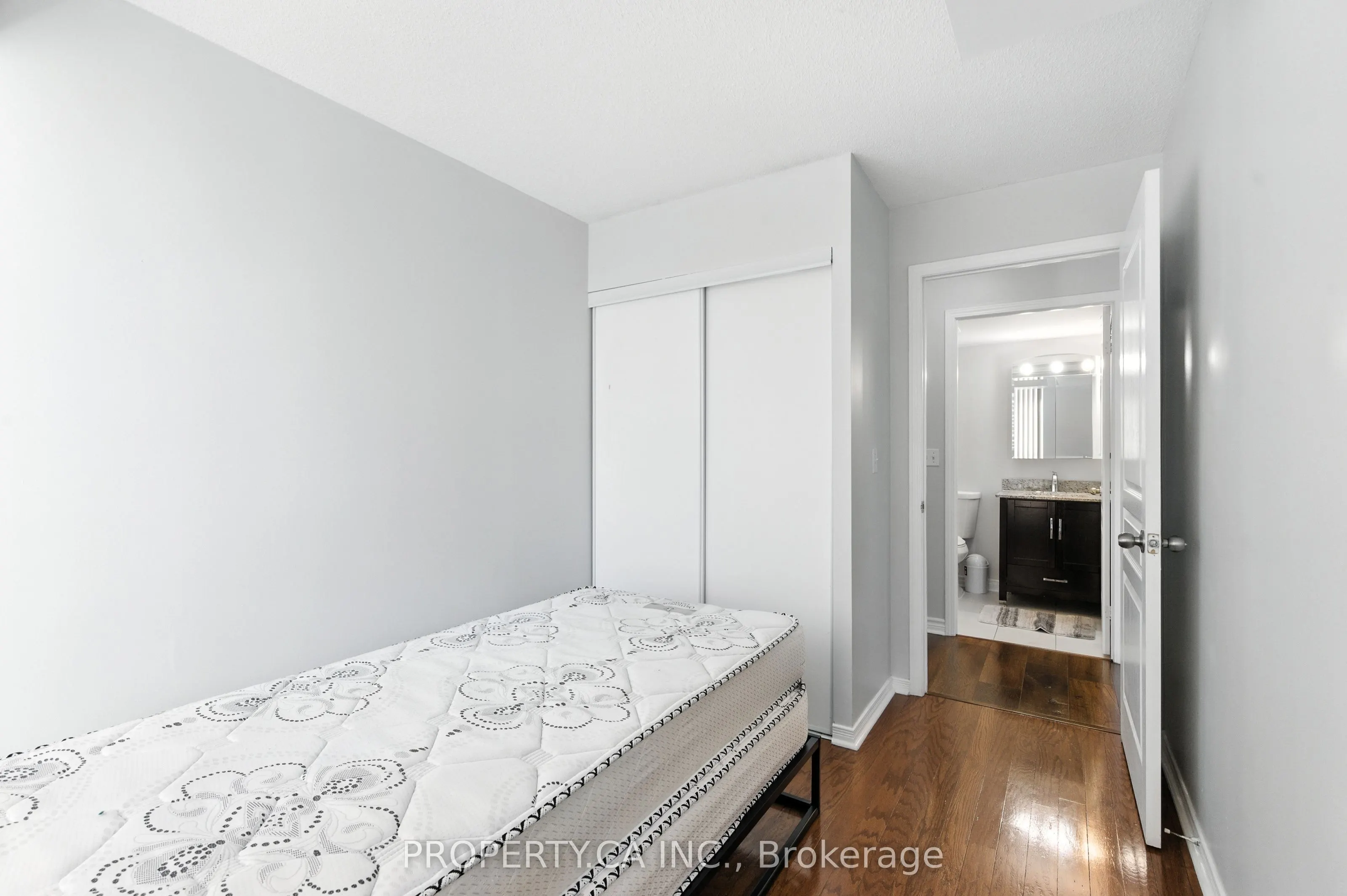 2585 Erin Centre Boulevard #607