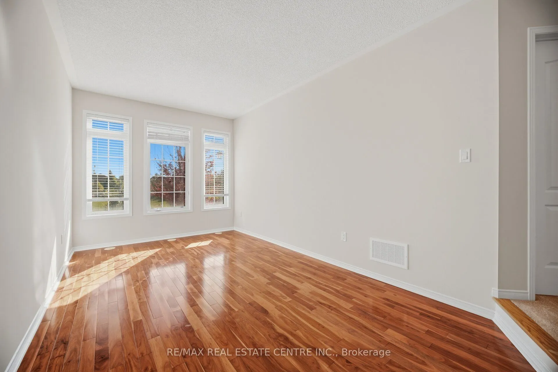 1323 MENEFY Place