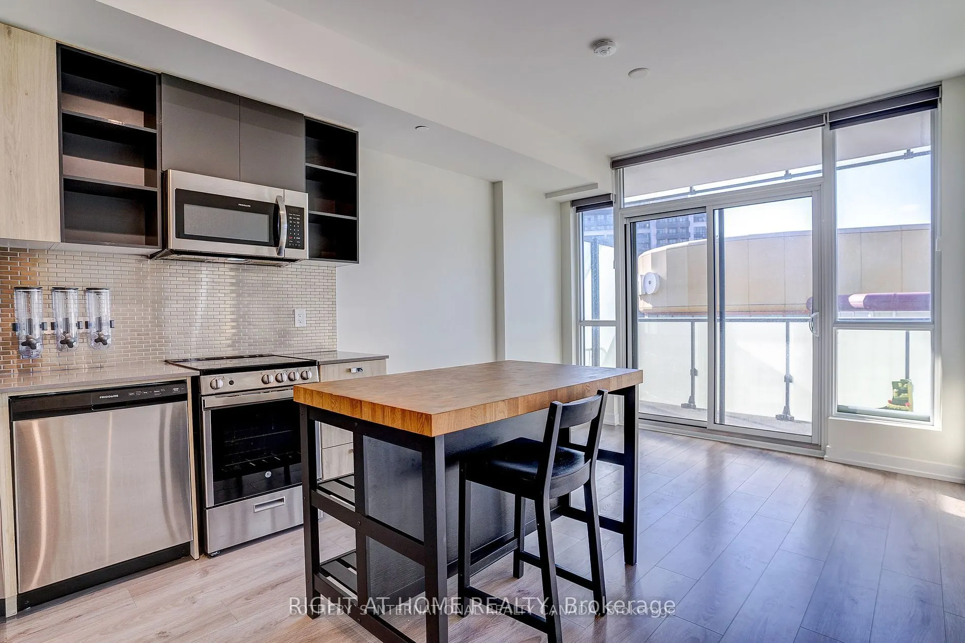 10 De Boers Drive #514