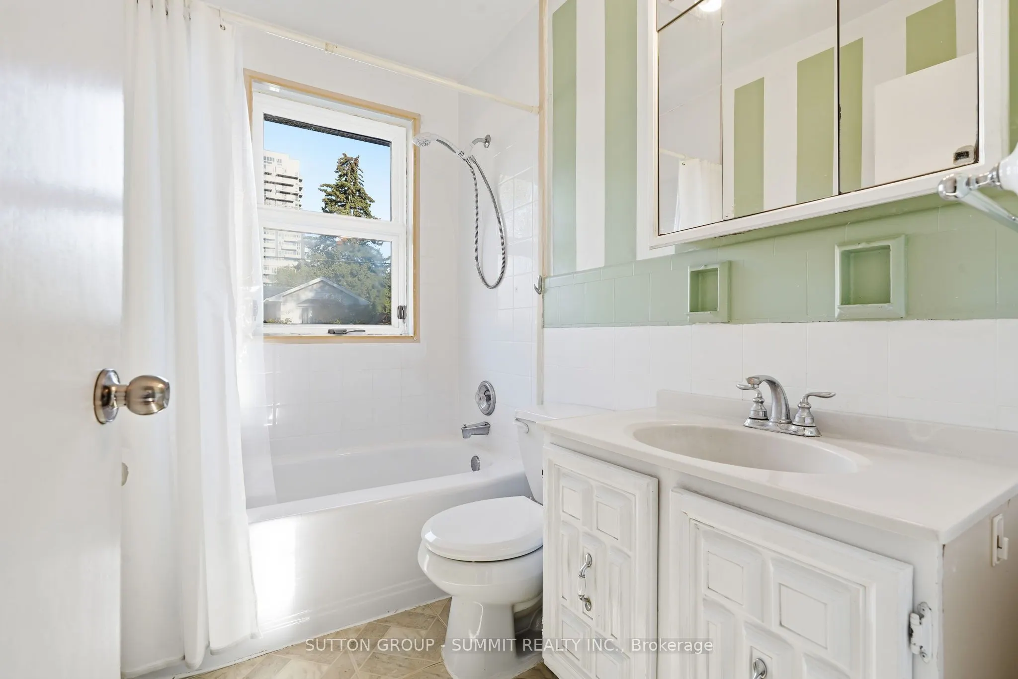 2117 MAPLEWOOD Drive
