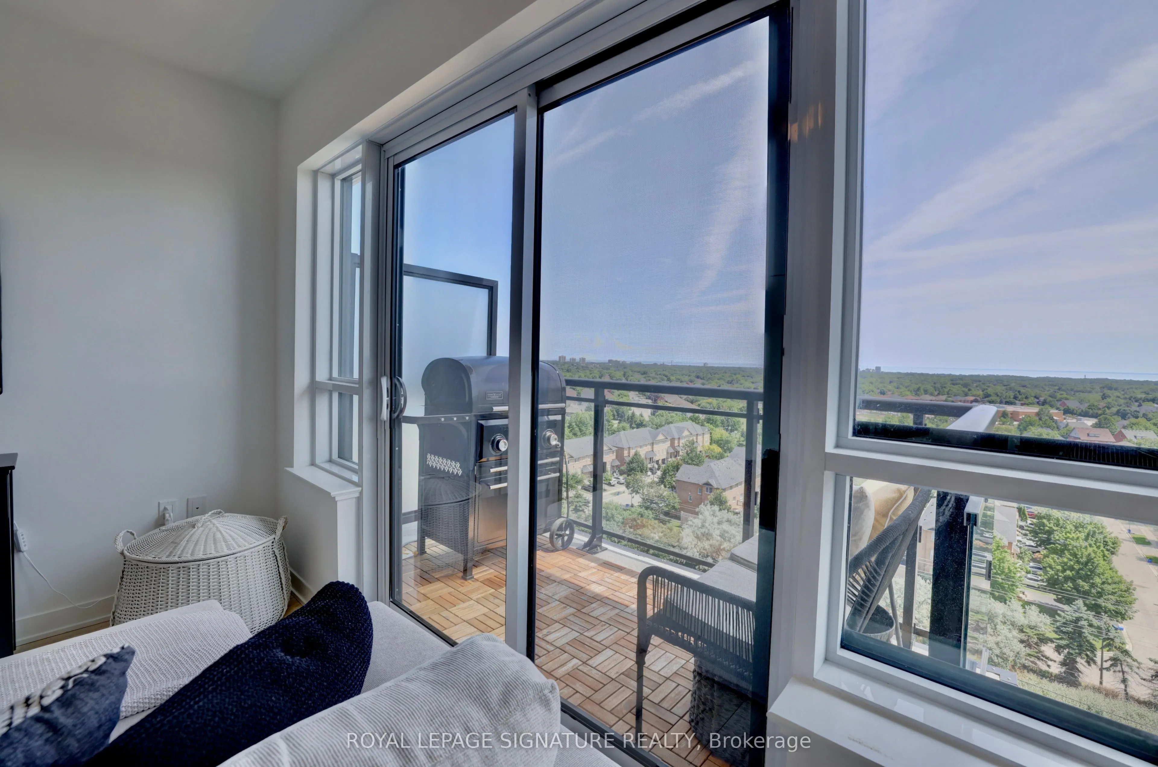 395 Dundas Street W #PH15