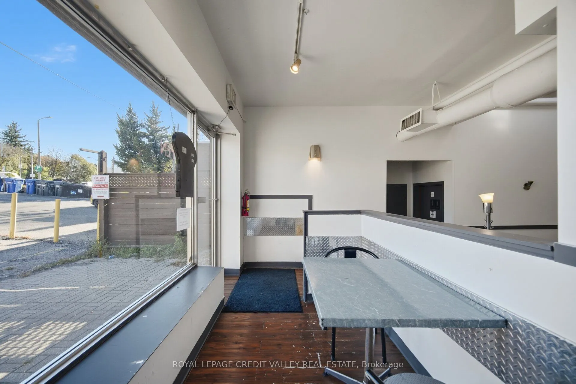 228 Main Street E