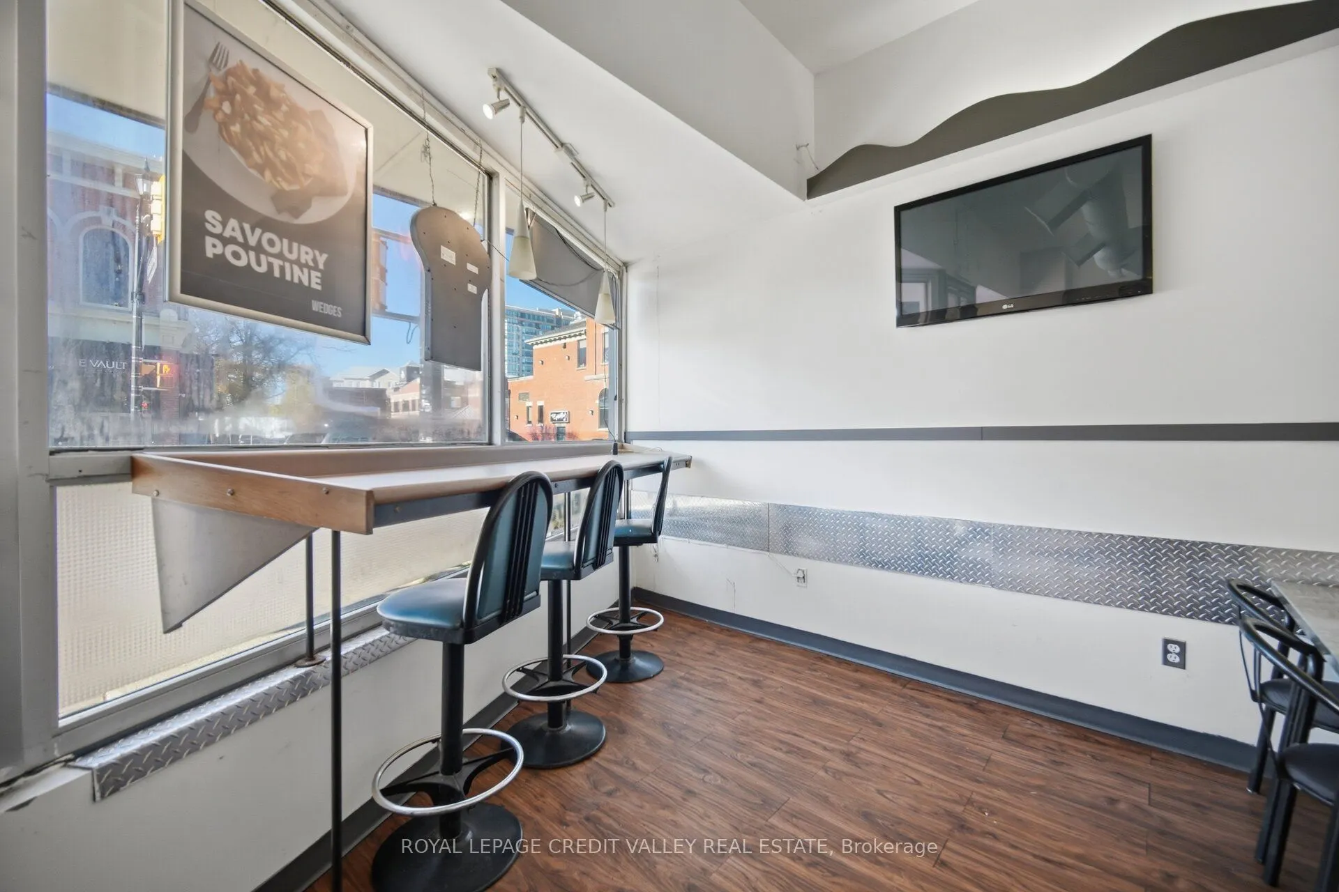 228 Main Street E