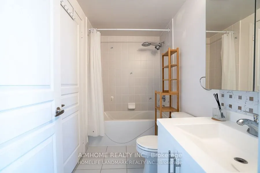 2240 lakeshore Boulevard #3202