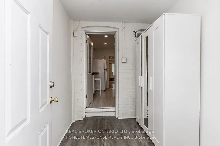 20 Golden Avenue W