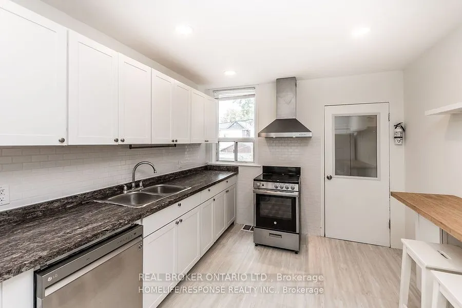 20 Golden Avenue W
