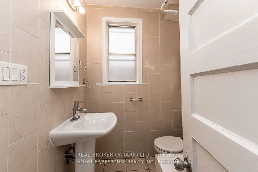 20 Golden Avenue W