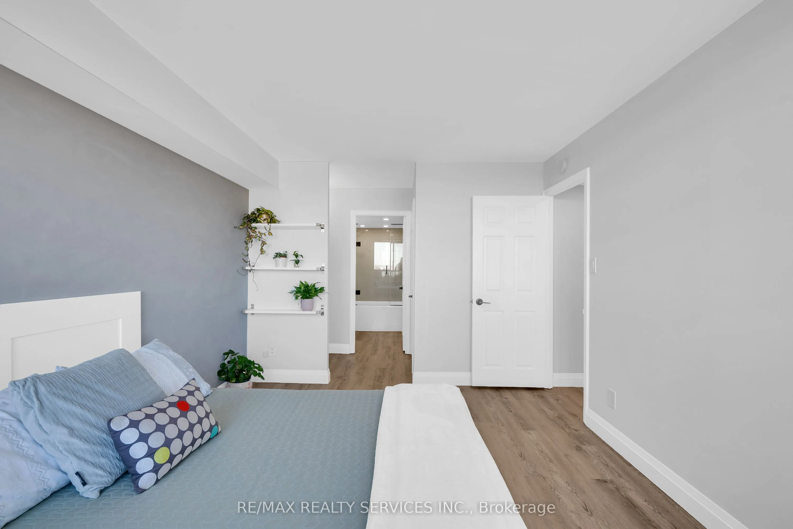 880 Dundas Street W #1104