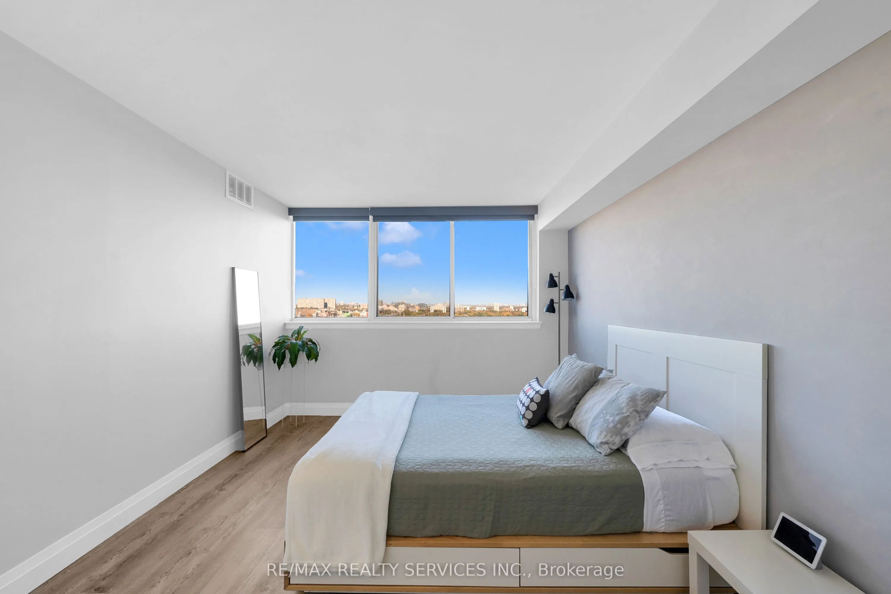 880 Dundas Street W #1104