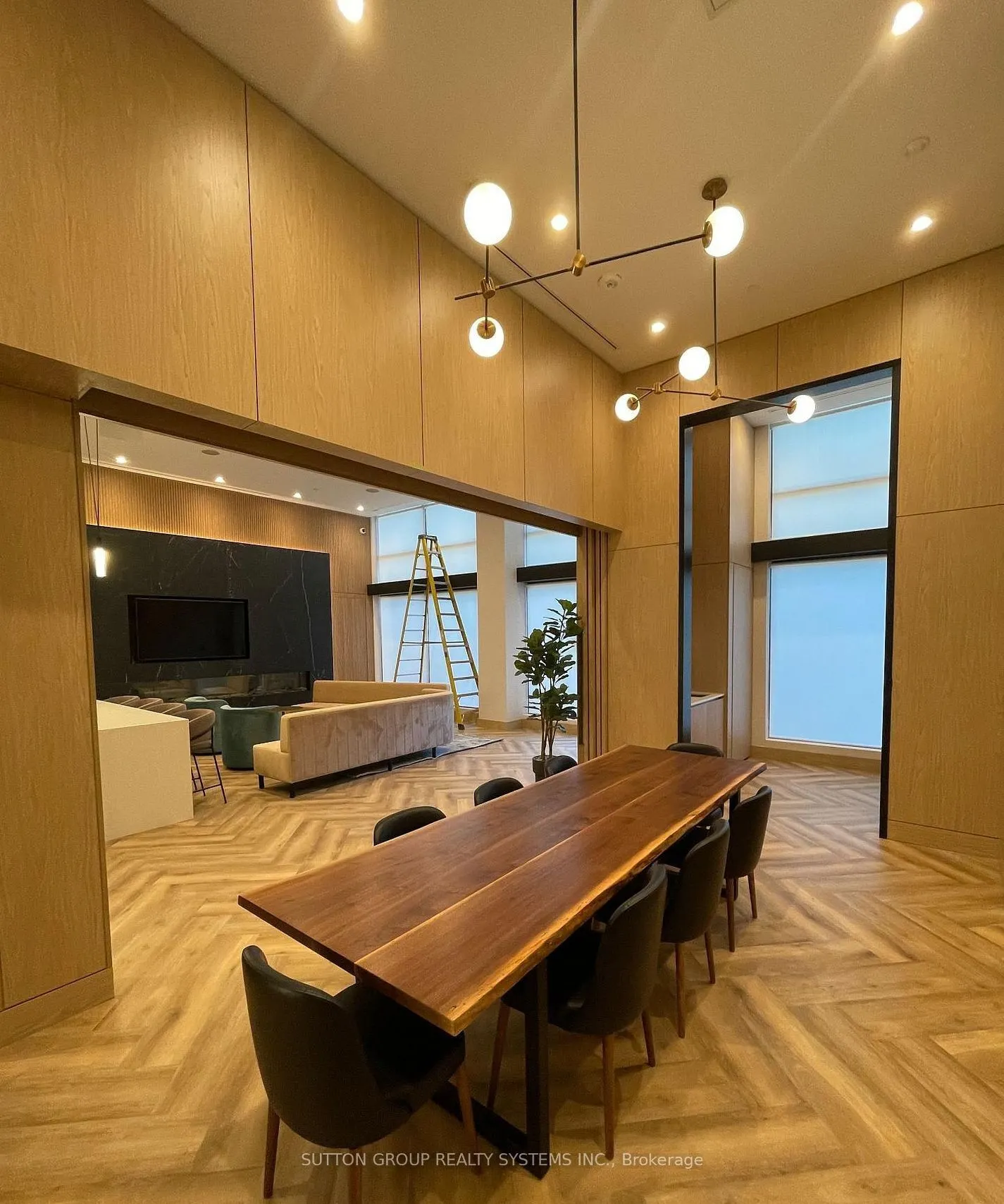 1381 Lakeshore Road E #609