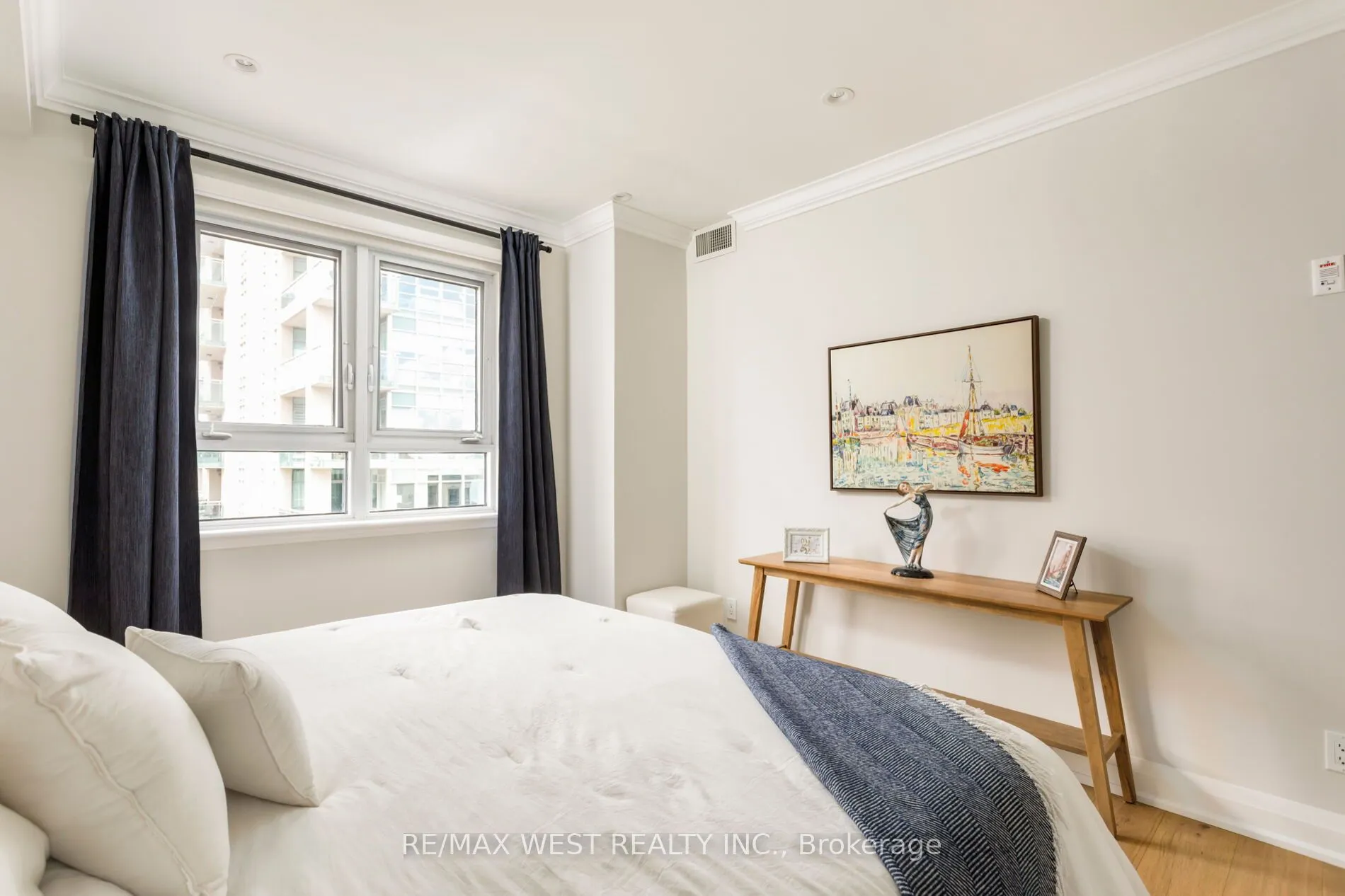 399 Elizabeth Street #905