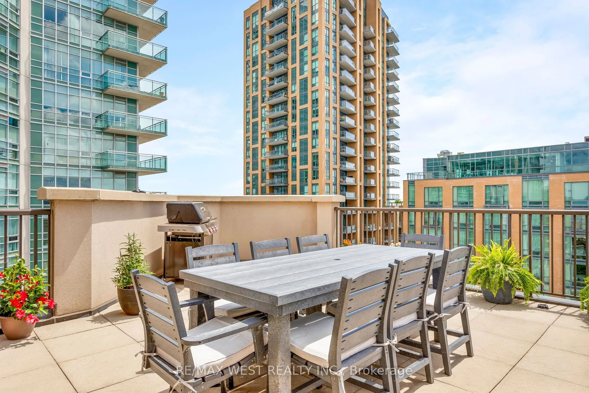 399 Elizabeth Street #905