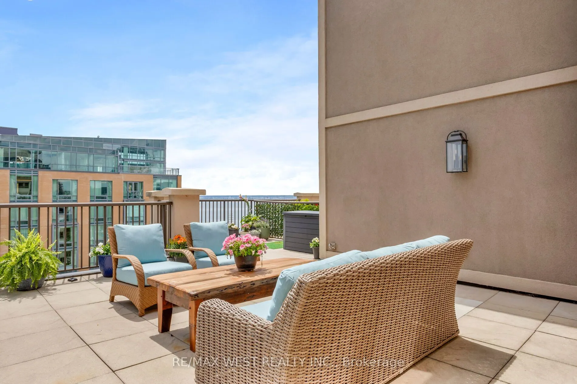 399 Elizabeth Street #905
