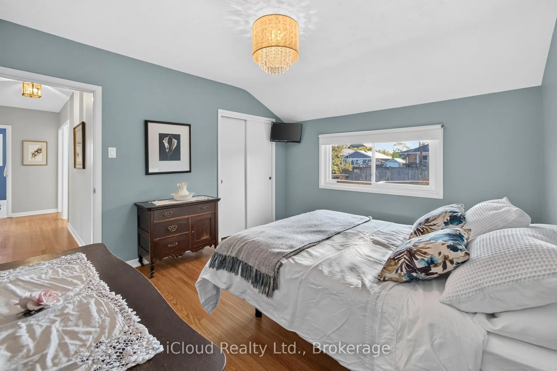 282 Kent Crescent