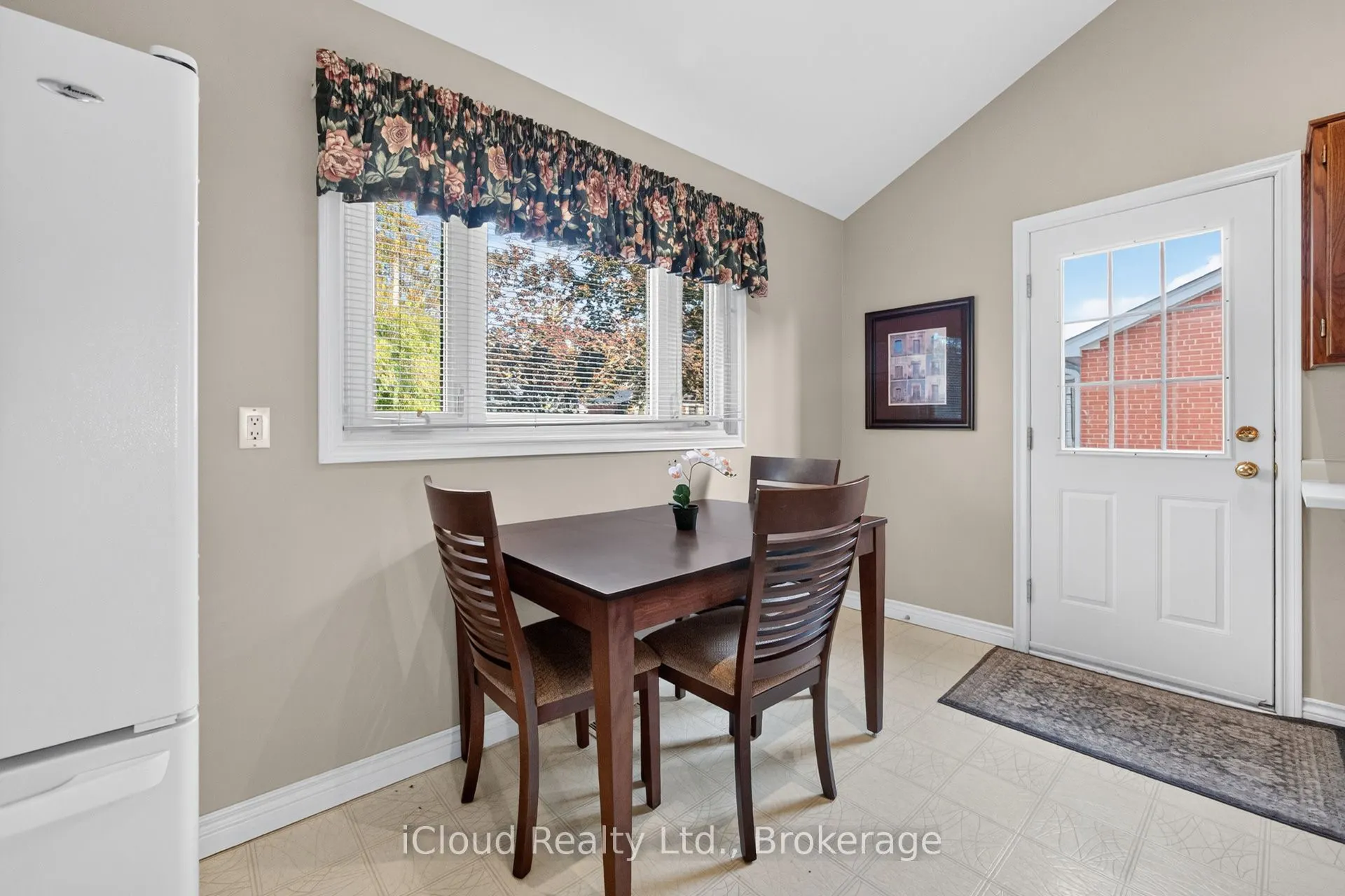 282 Kent Crescent