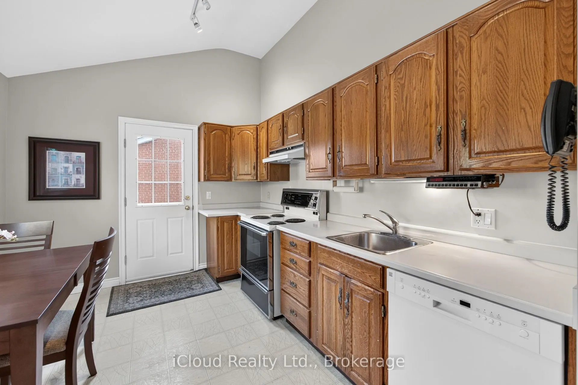 282 Kent Crescent