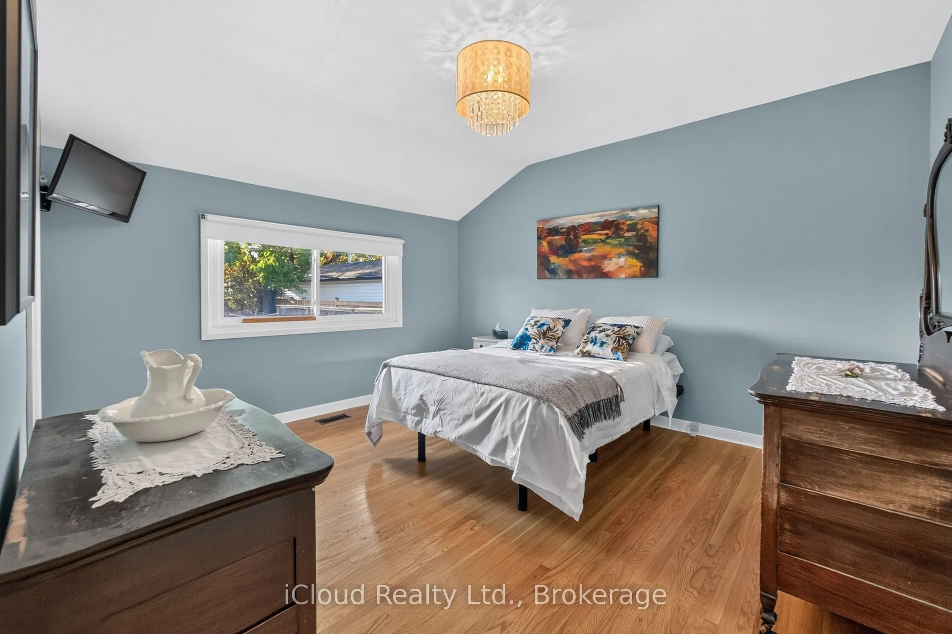 282 Kent Crescent
