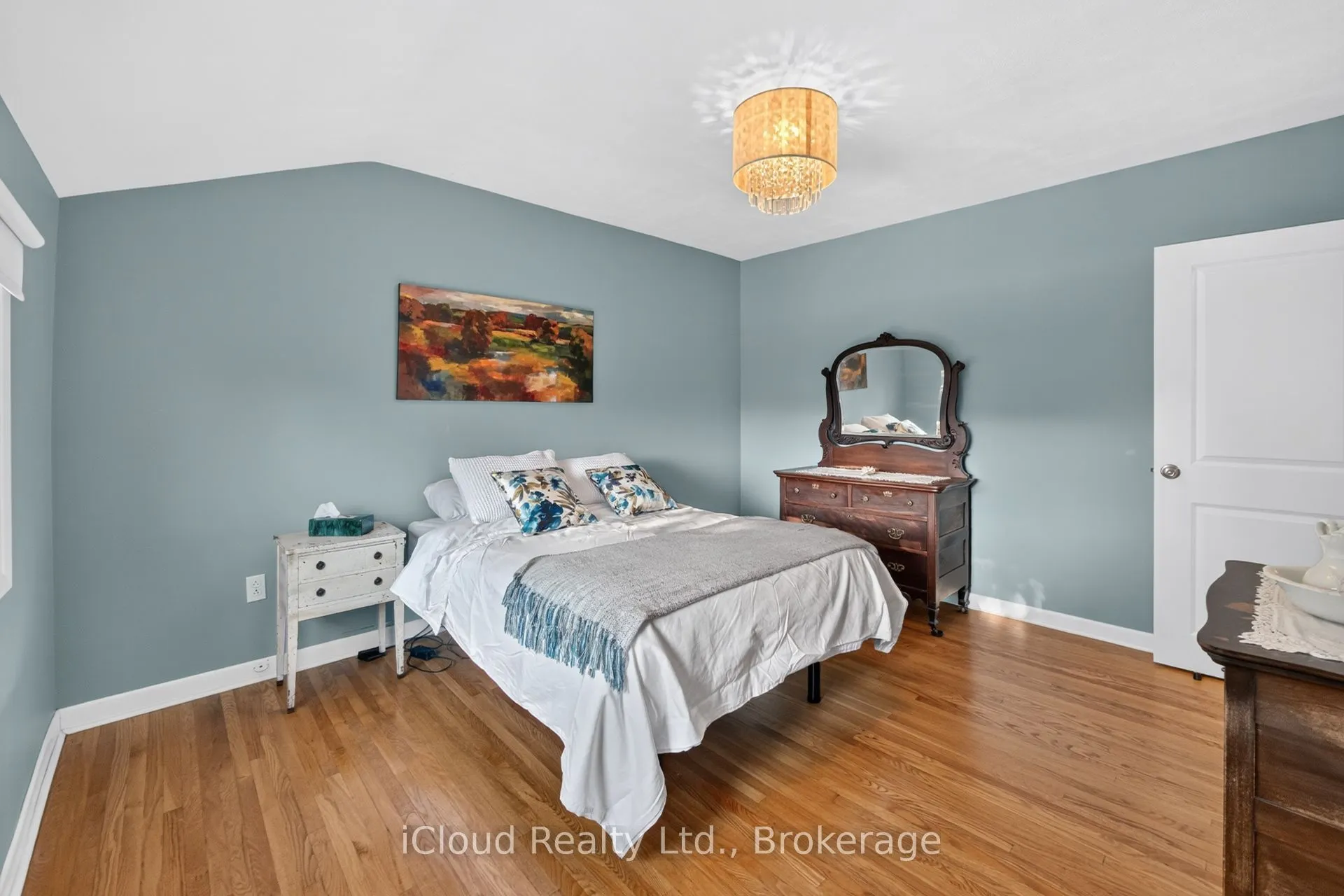 282 Kent Crescent