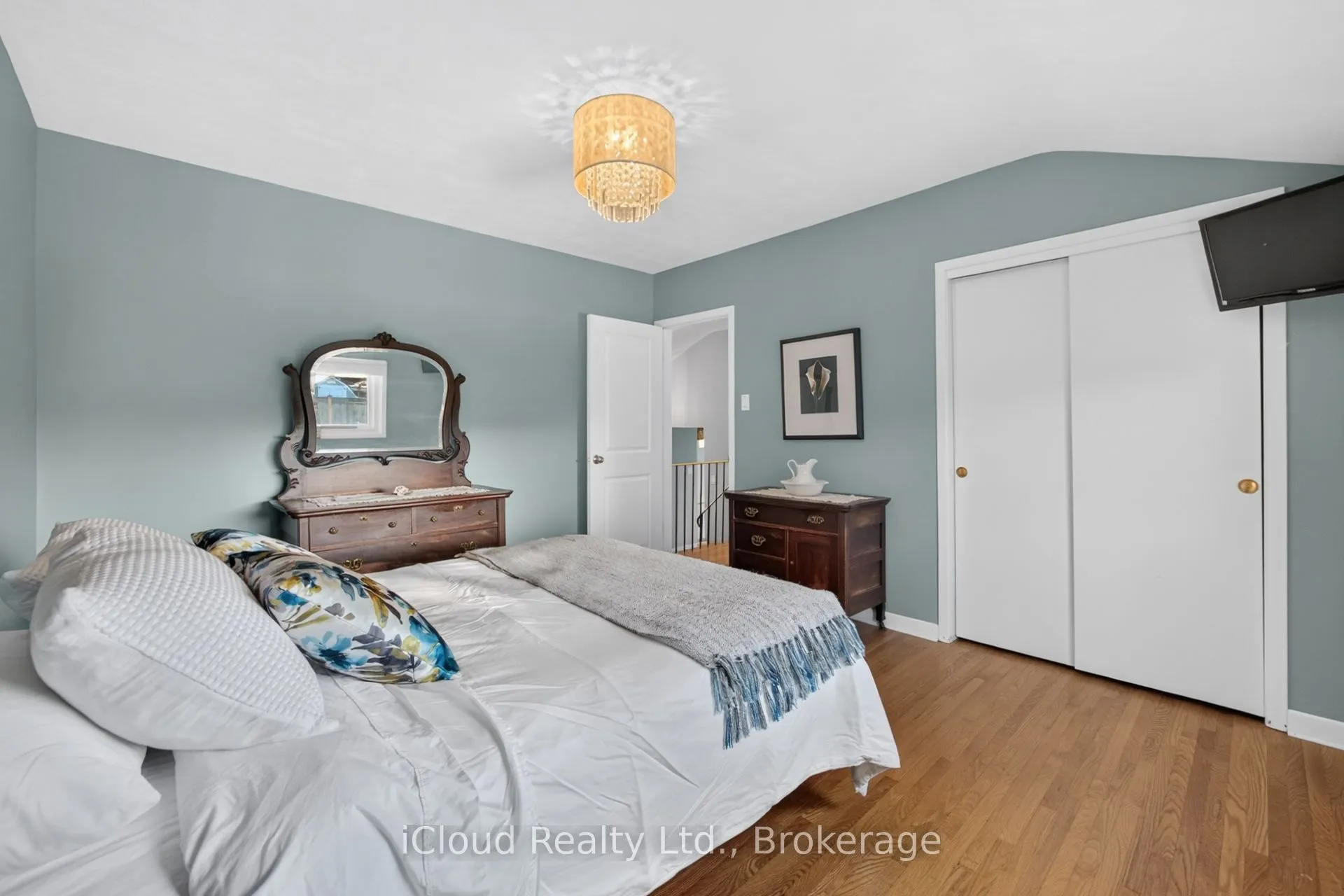 282 Kent Crescent