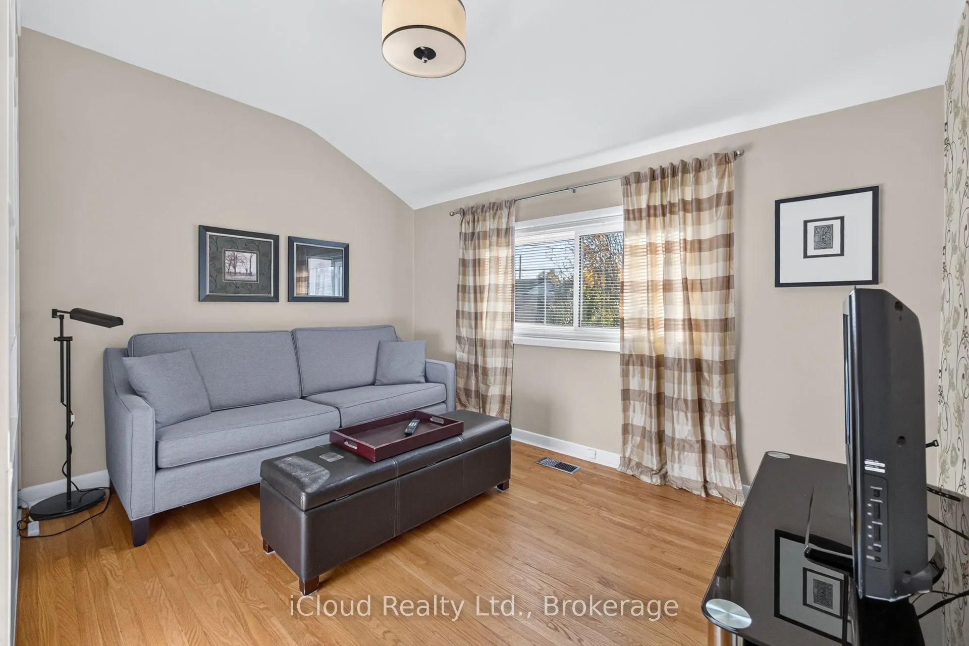 282 Kent Crescent