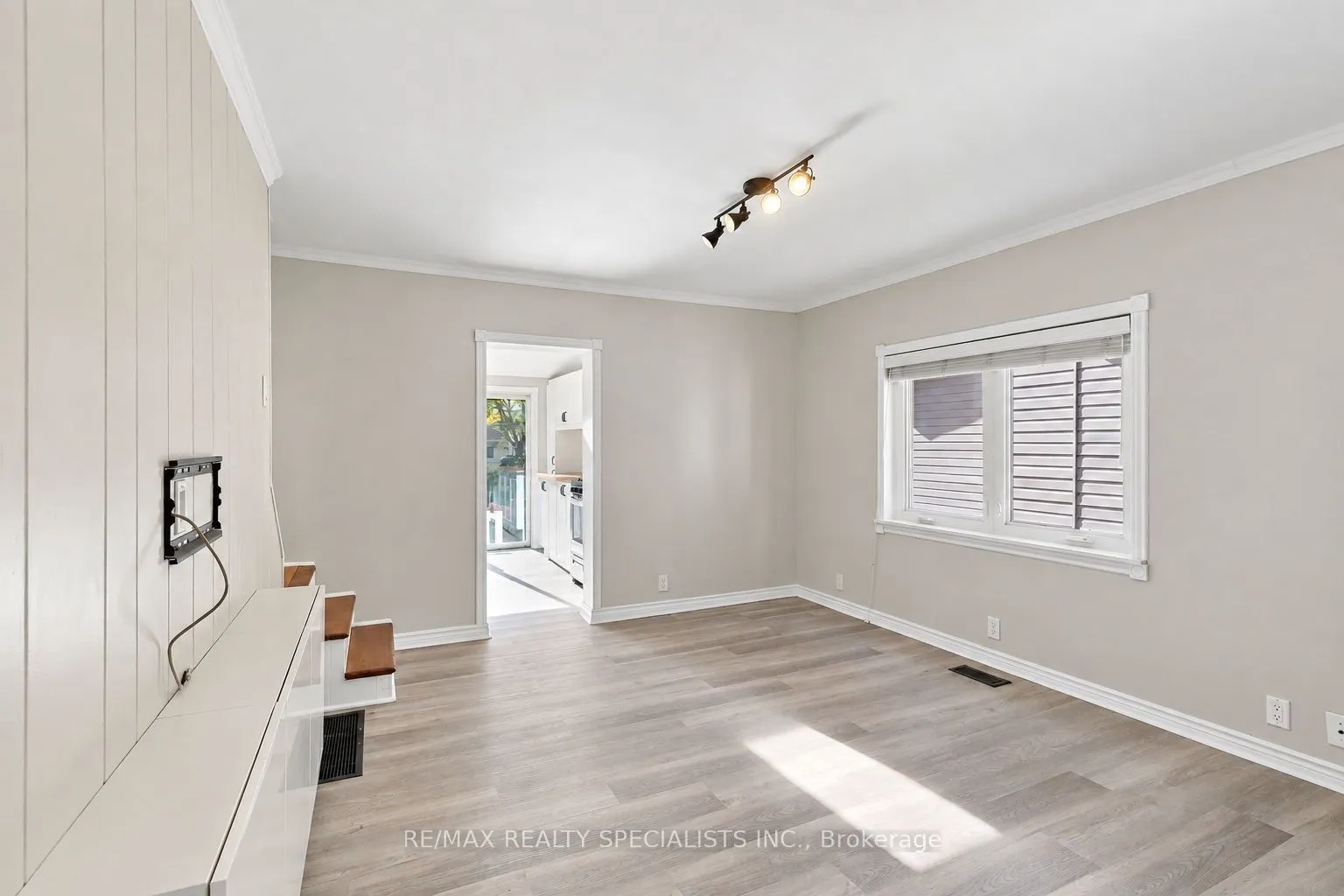 141 Lake Crescent