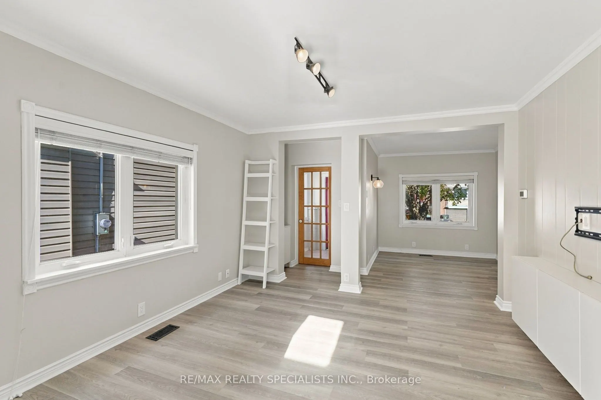 141 Lake Crescent