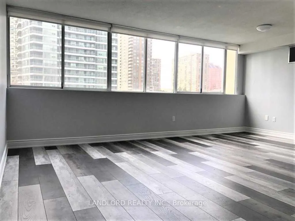 3590 Kaneff Crescent #405