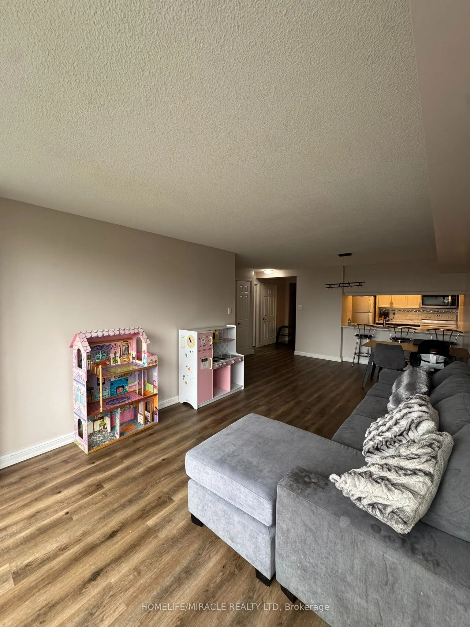 24 Hanover Road #406