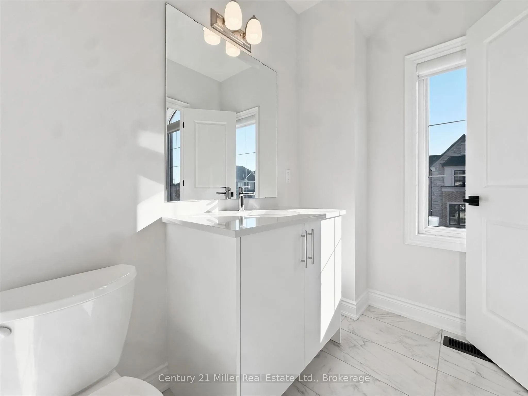 2339 Hyacinth Crescent