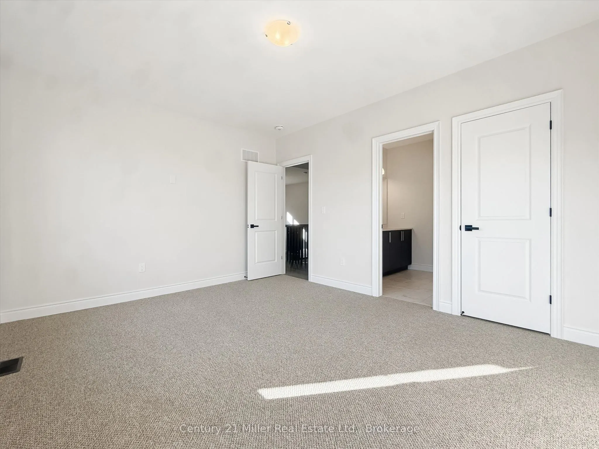 2339 Hyacinth Crescent