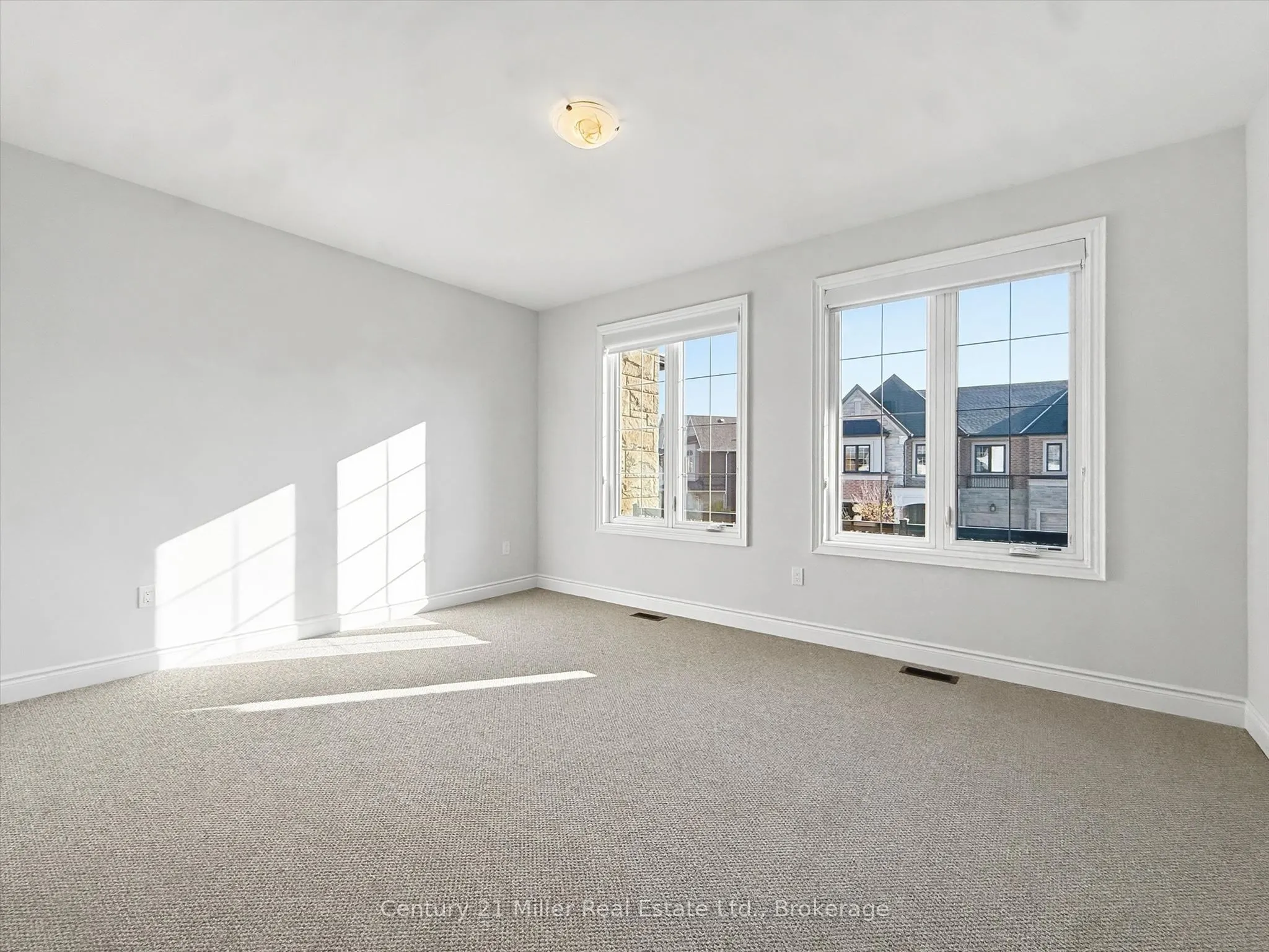 2339 Hyacinth Crescent