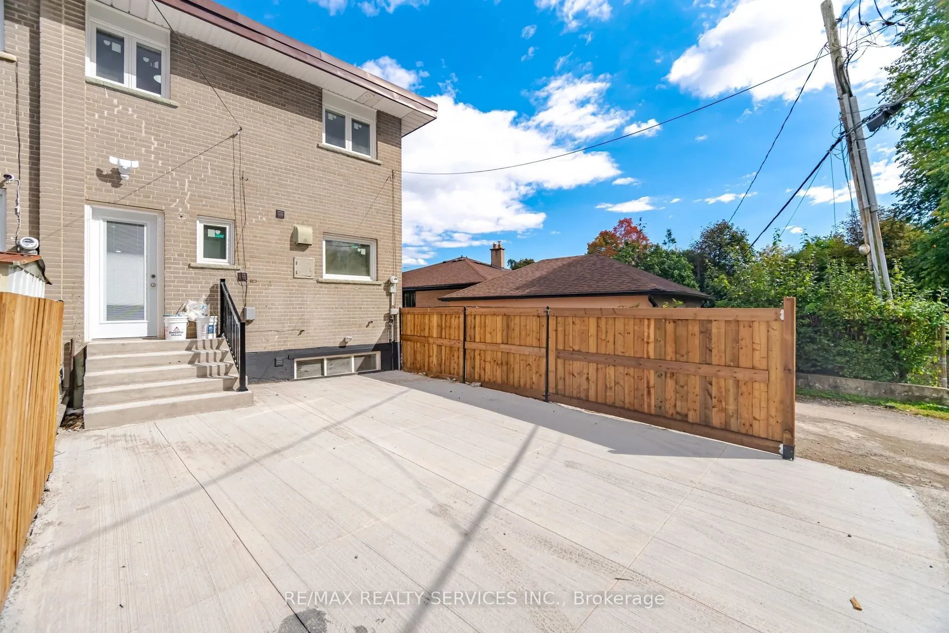 92 Corby Crescent