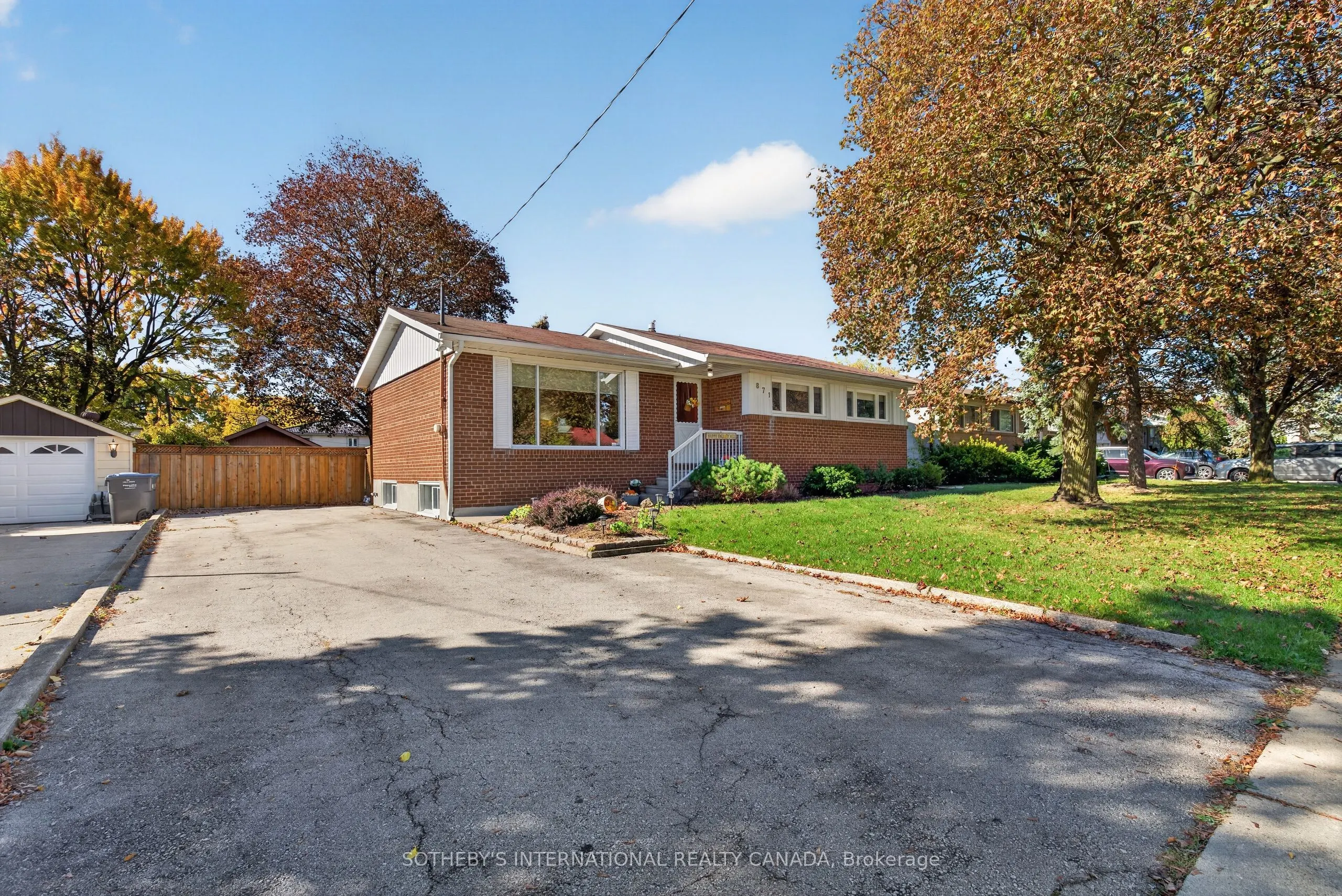 871 Mississauga Valley Boulevard