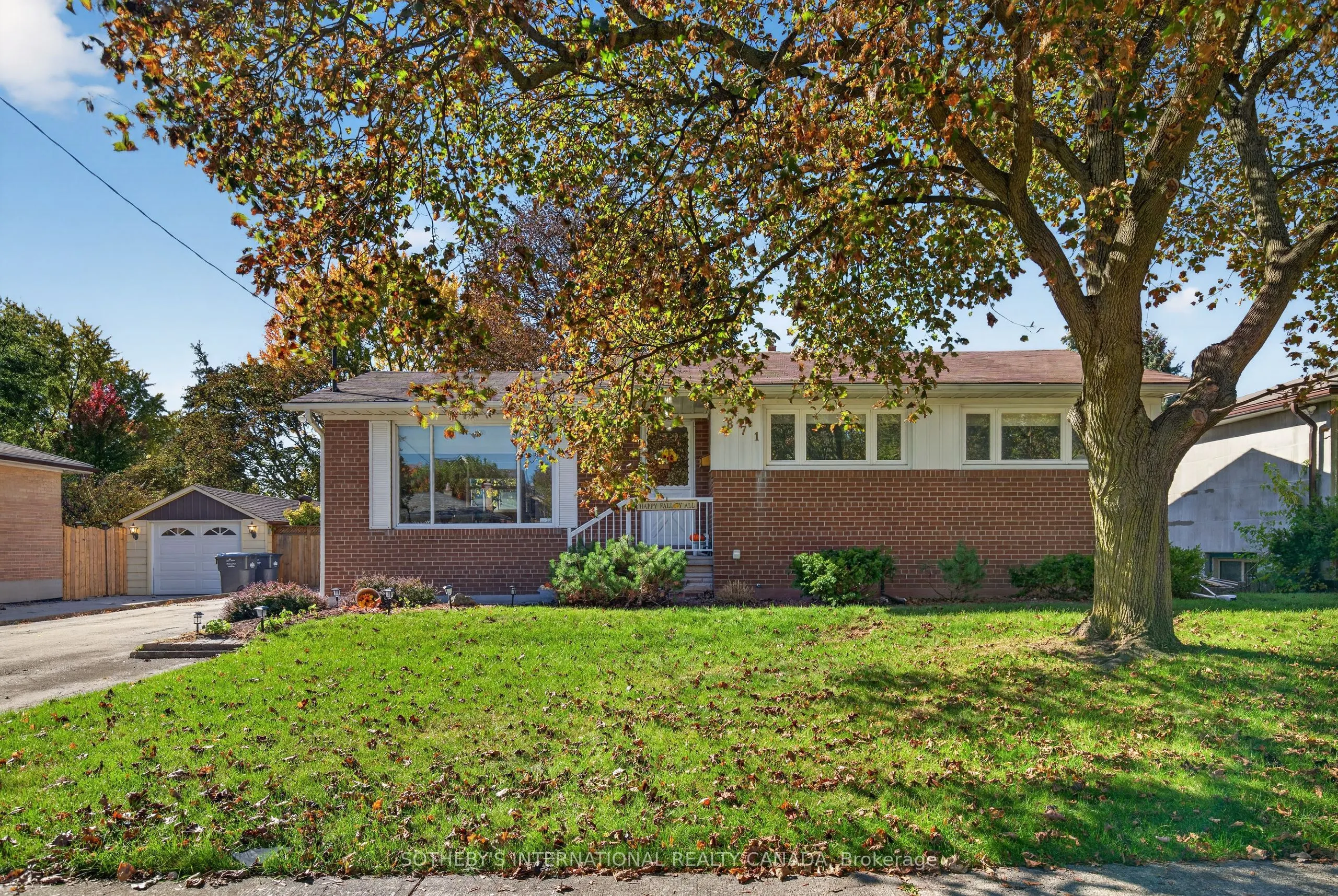 871 Mississauga Valley Boulevard