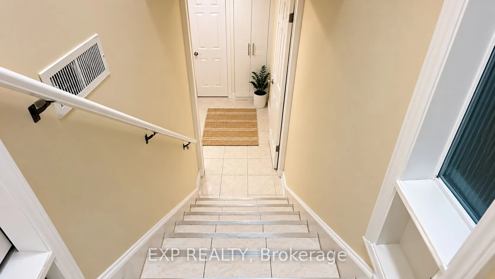 3425 Laddie Crescent #Lower