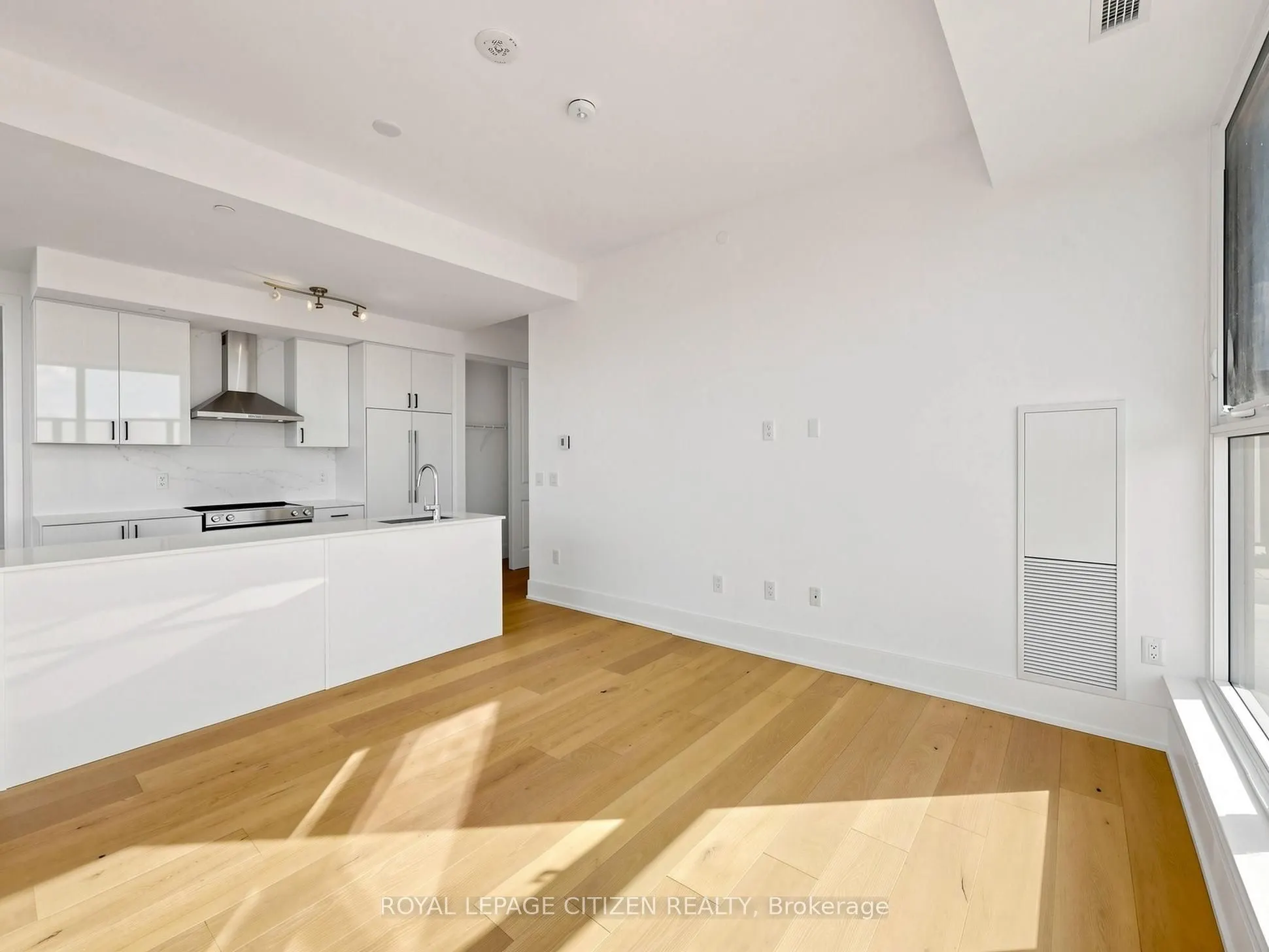 1063 Douglas McCurdy Common #708