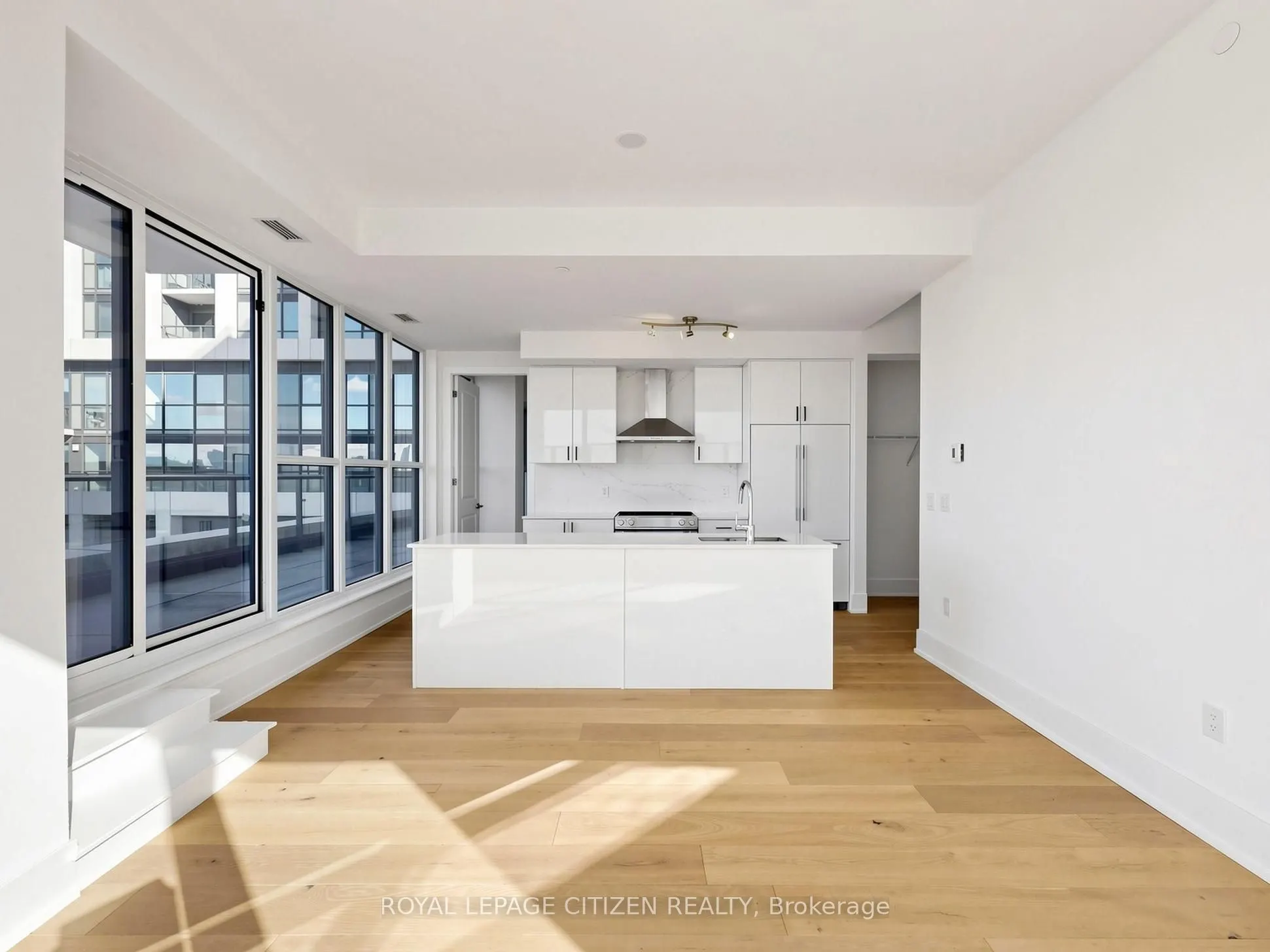 1063 Douglas McCurdy Common #708