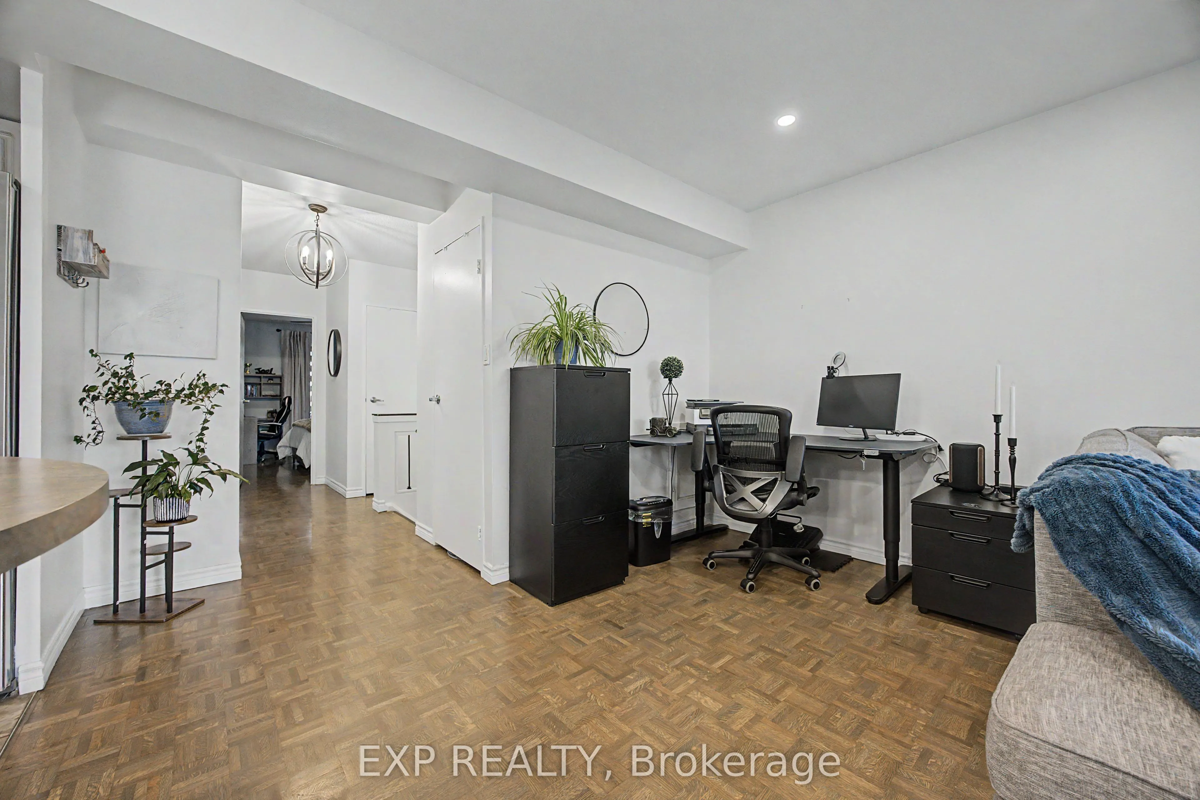 1000 Cedarglen Gate #501
