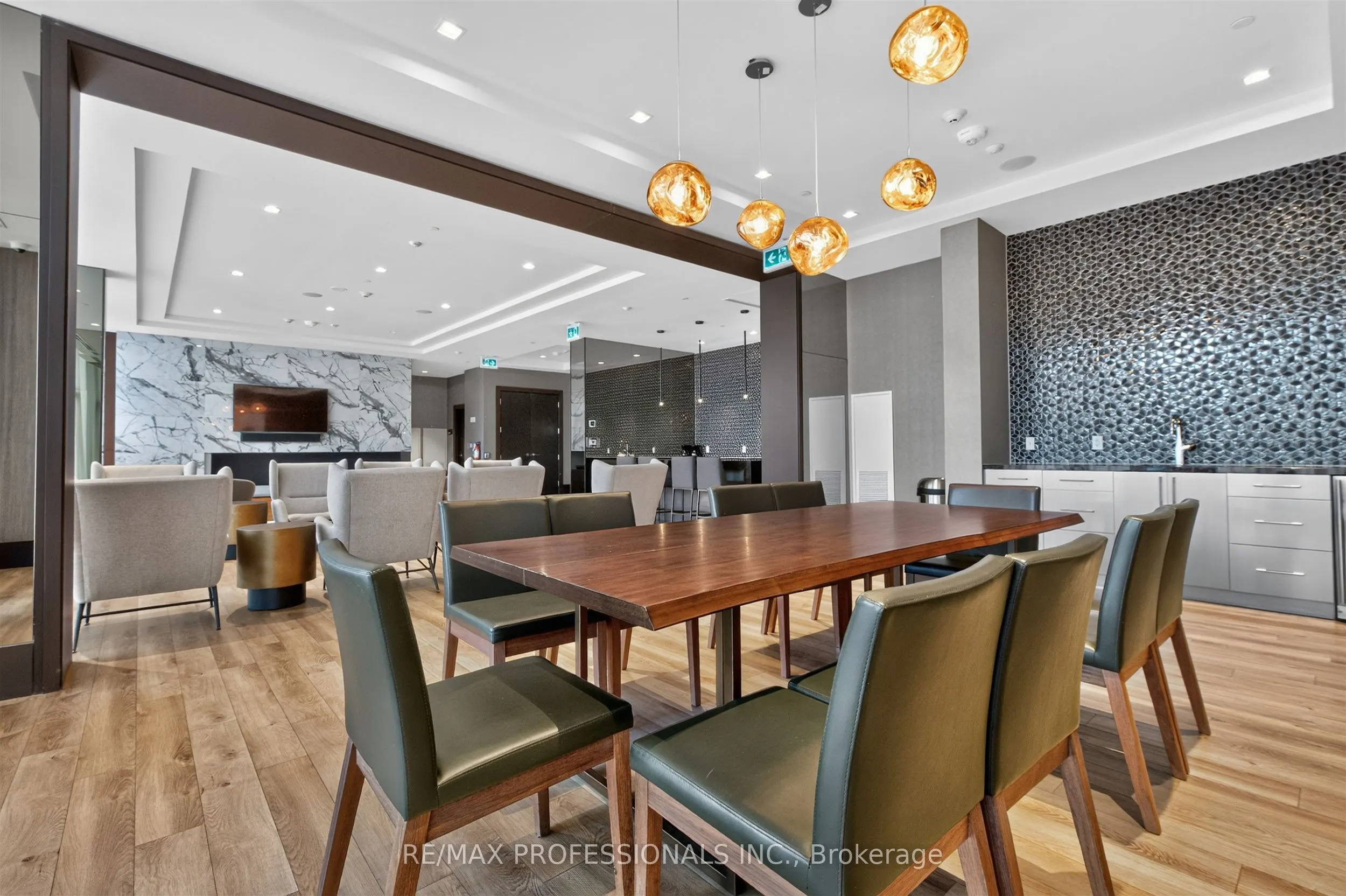 4208 Dundas Street W #609