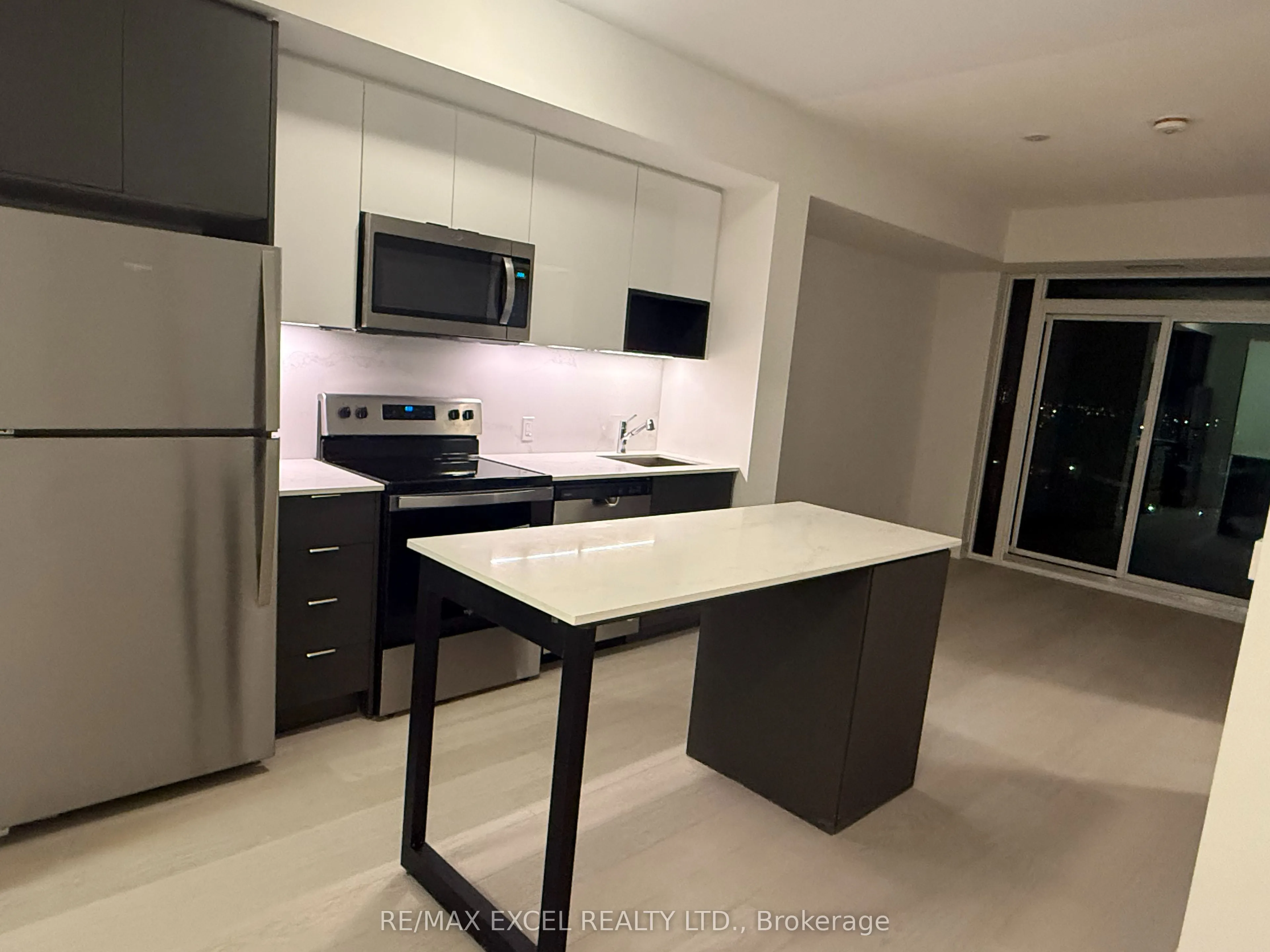 204 Burnhamthorpe Road E #1001