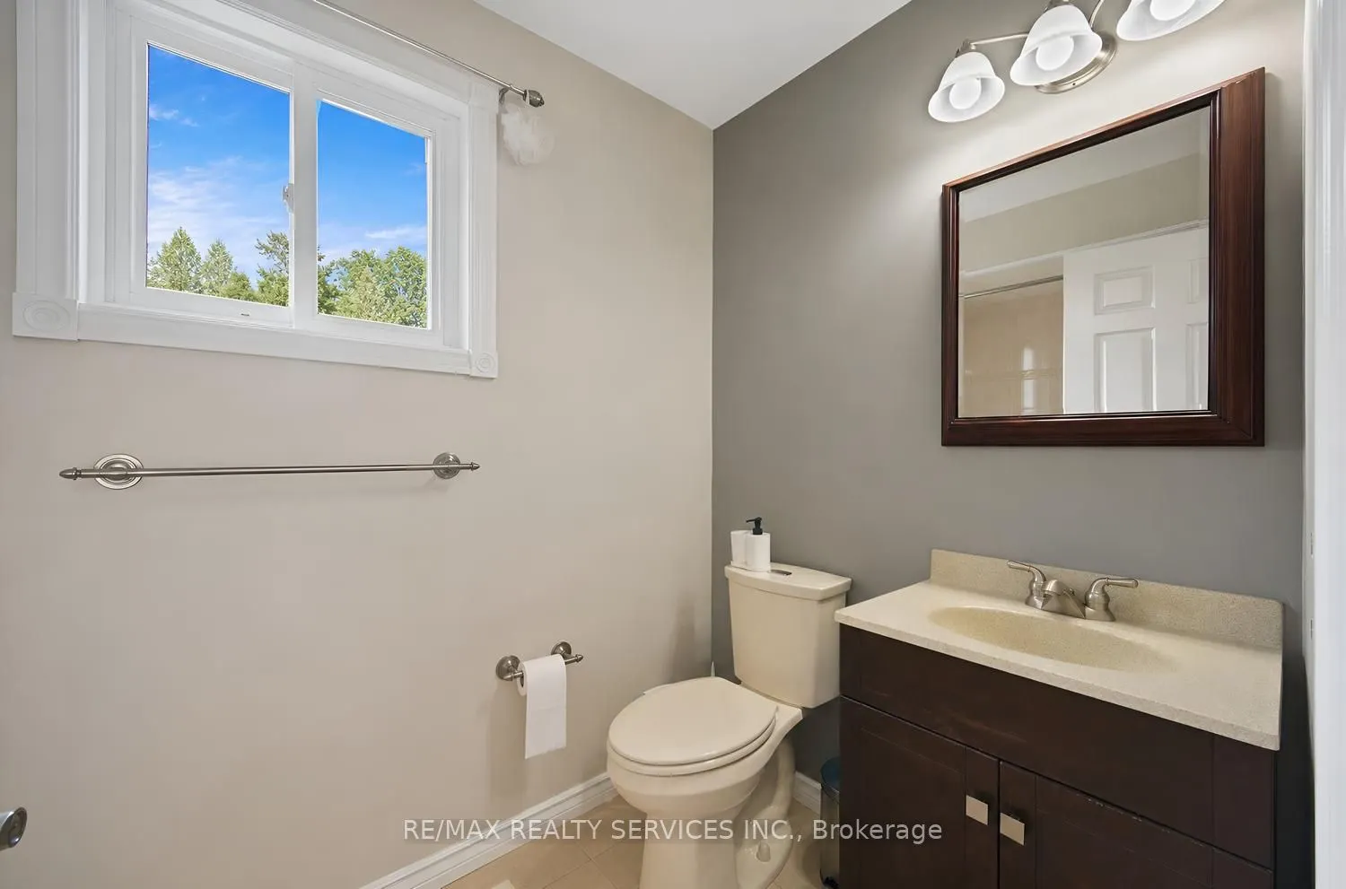 5 Nimrod Crescent W
