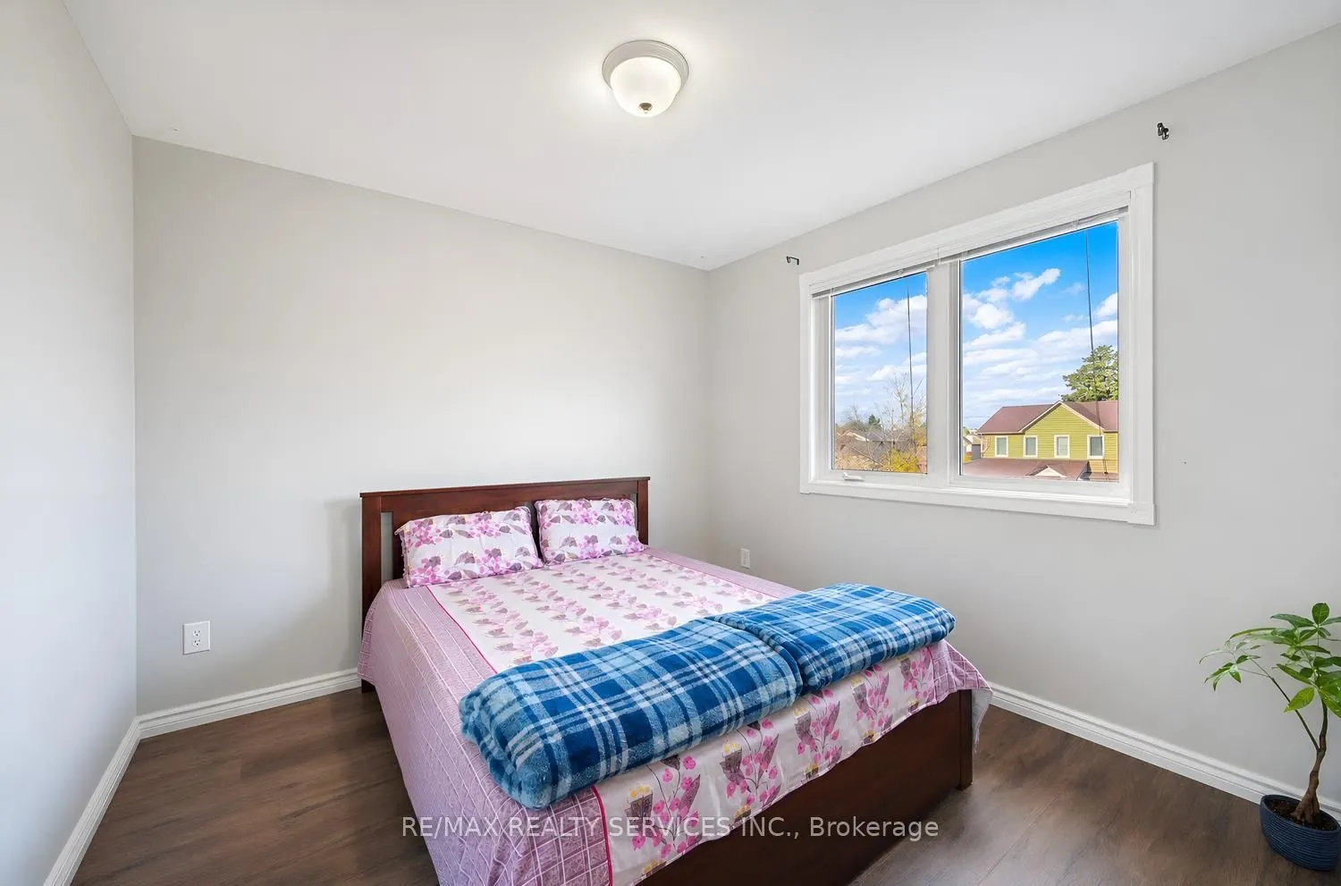 5 Nimrod Crescent W