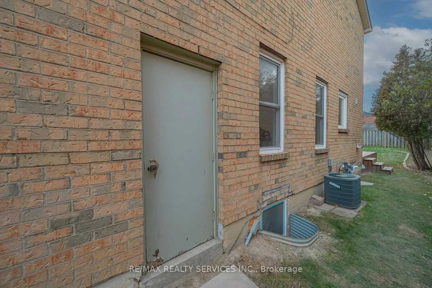 5 Nimrod Crescent W