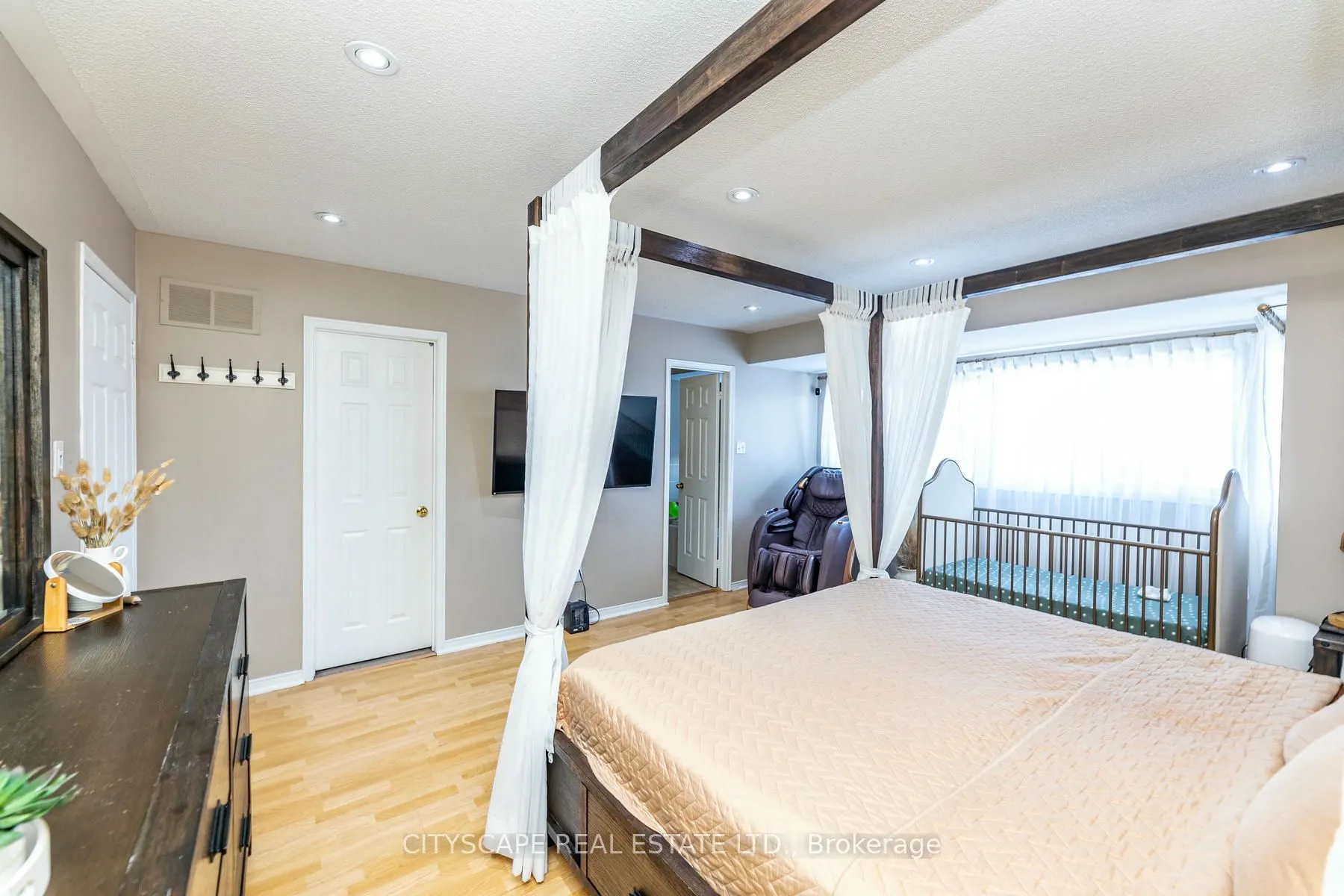 28 Furrows End