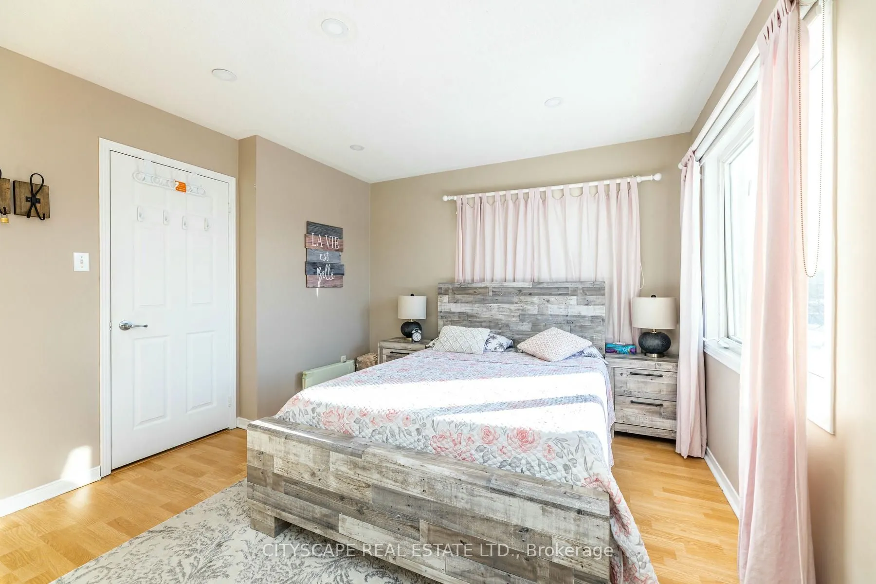 28 Furrows End