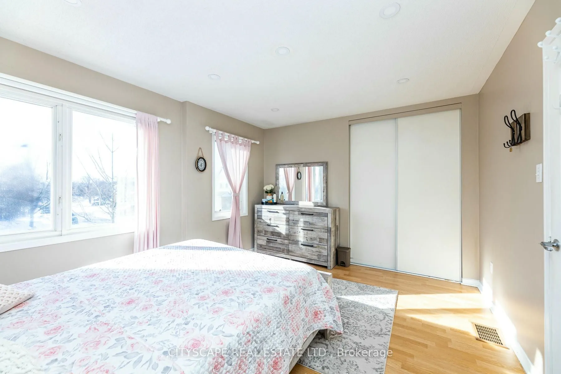 28 Furrows End