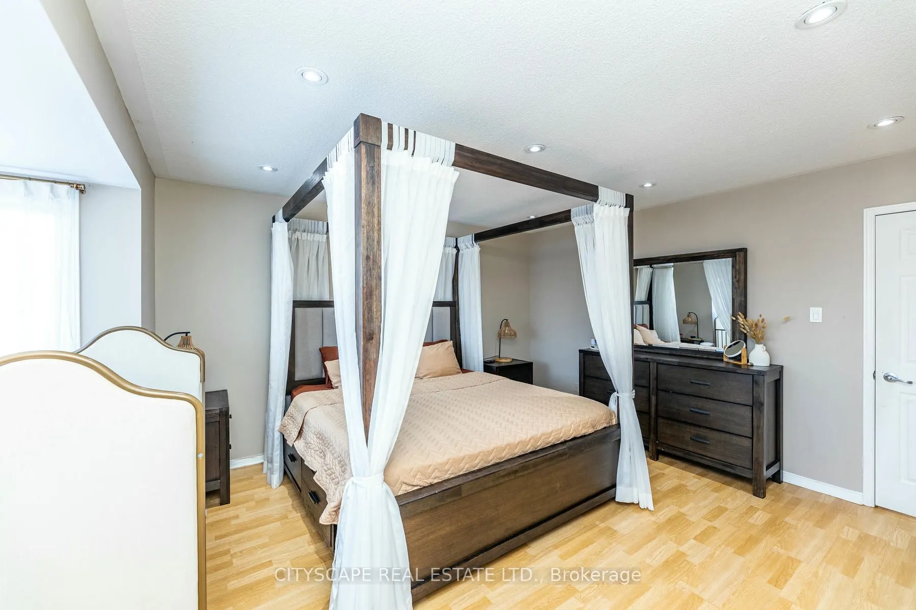 28 Furrows End